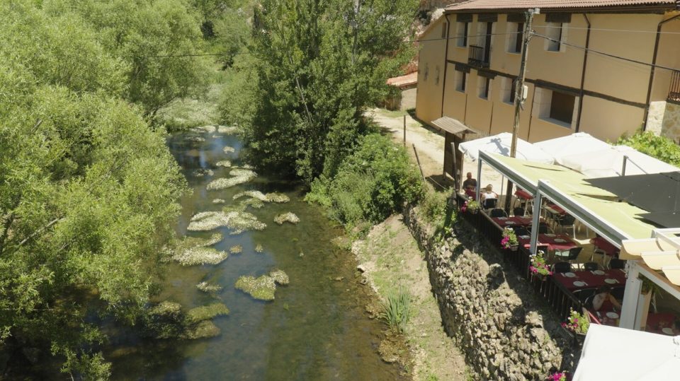 Terraza del restaurante junto al río en Ucero, foto 2