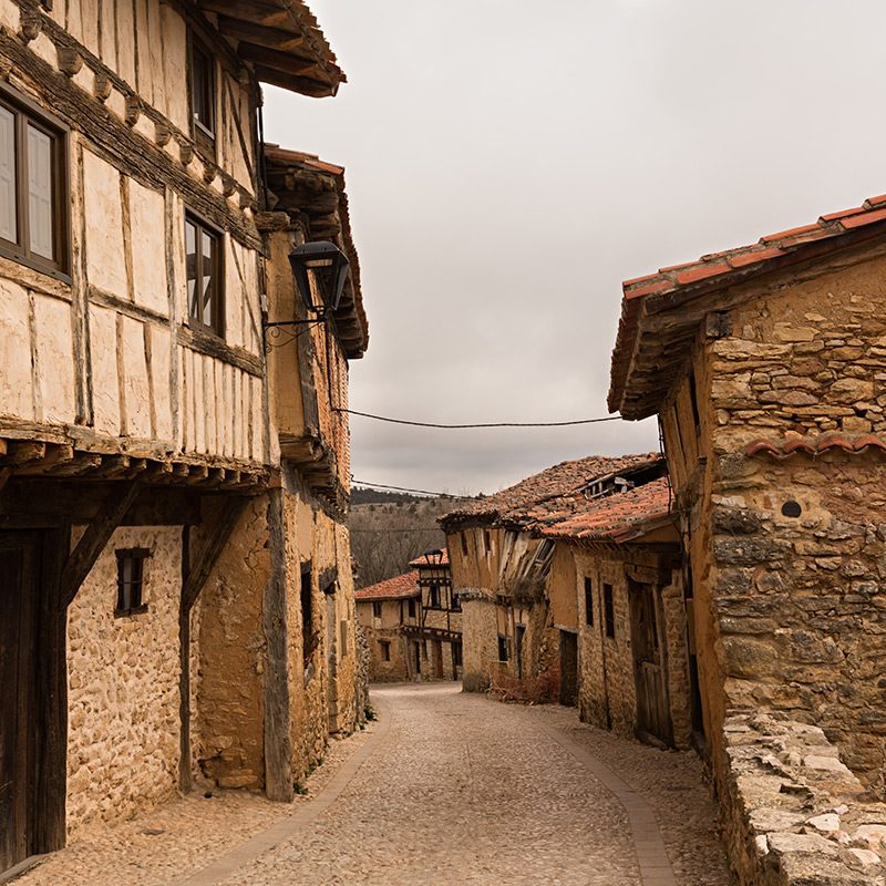 Calles empedradas y casas tradicionales de Calatañazor