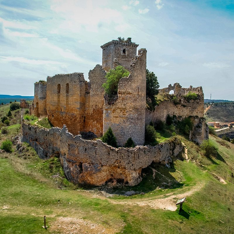 Ruinas del Castillo de Ucero sobre la colina
