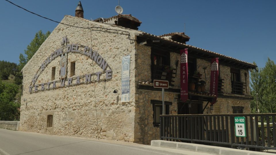 Fachada de piedra del Hotel Restaurante El Balcón del Cañón en Ucero