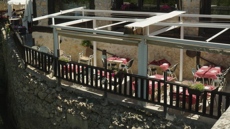Terraza del restaurante junto al río en Ucero, foto 3