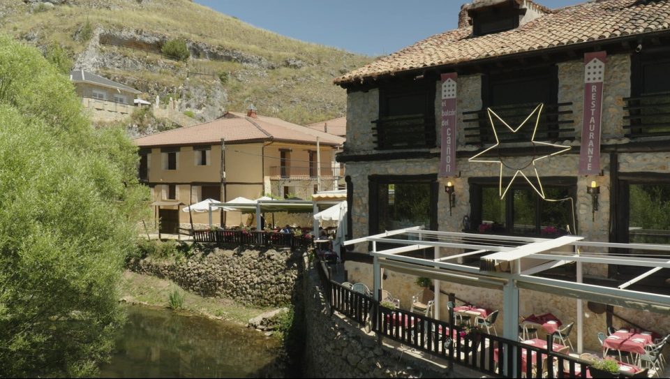 Terraza del restaurante junto al río en Ucero, foto 1