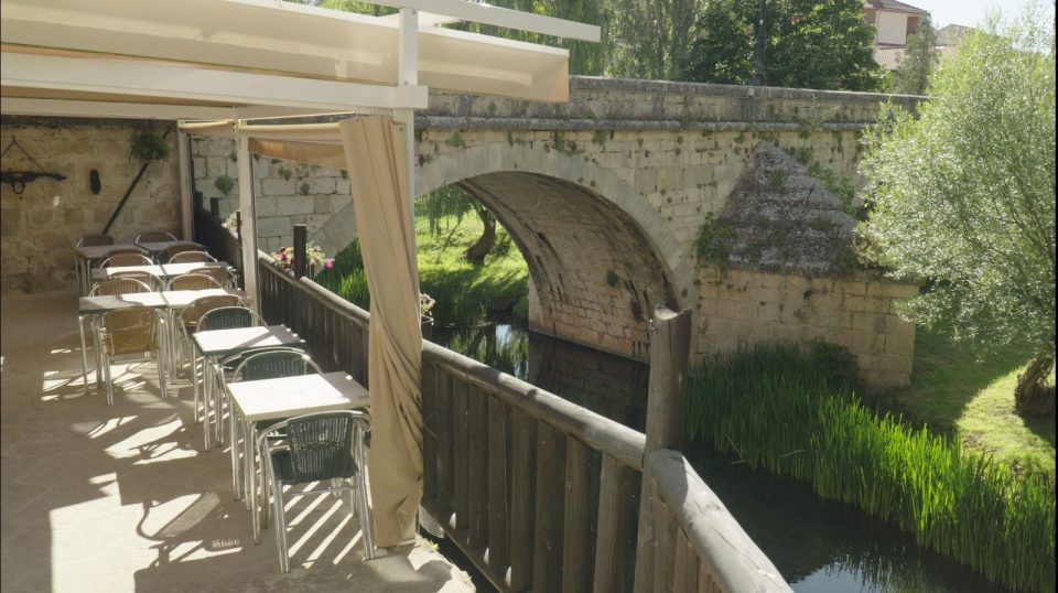 Terraza del restaurante junto al río en Ucero, foto 4