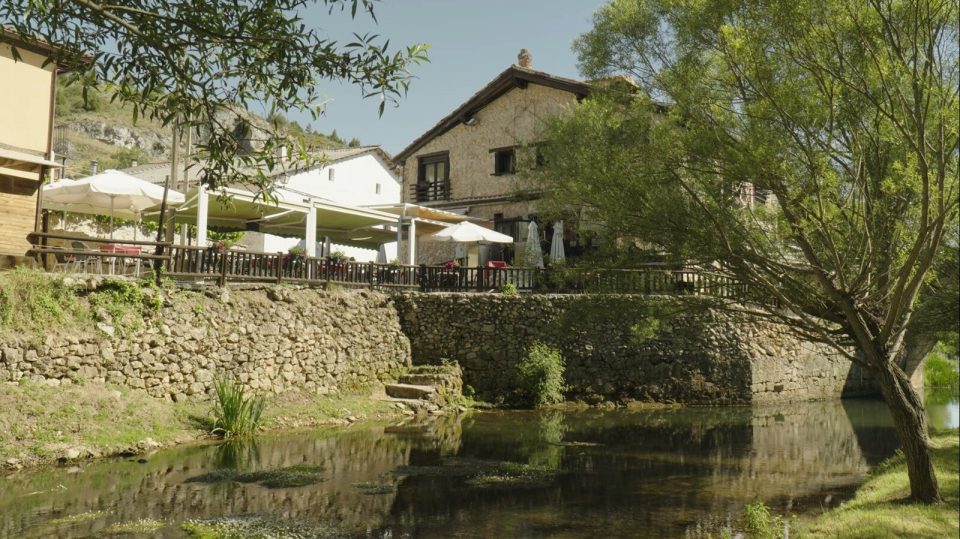 Terraza del restaurante junto al río en Ucero, foto 5