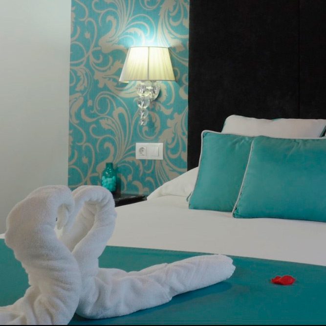 Cama y decoración de una habitación del hotel rural