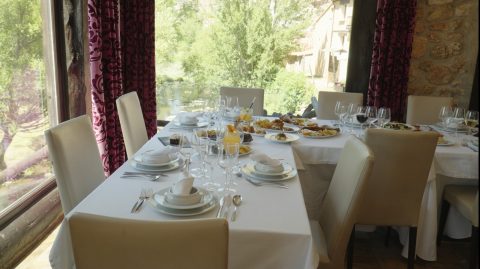 Detalle de la decoración de una mesa de celebración
