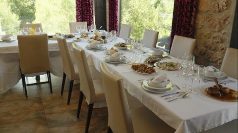 Salón del restaurante preparado para una celebración