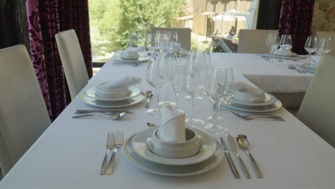 Mesa larga para una comida de grupo